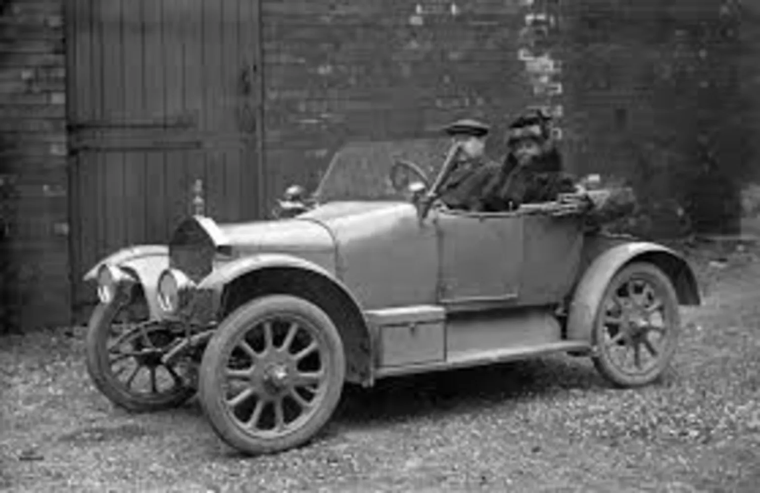 HistoryPoints.org/Сhronology of cars To the left is a Singer 10hp advert, extolling its prowess at the Colwyn Bay Trials and the nearby ascent of the Great Orme. To the right is a 1913 example of the same car, with a snub bonnet and radiator grill with chrome surround. On board are a couple, the man is in a flat cap and tweeds and a woman wearing a hat and fur coat 