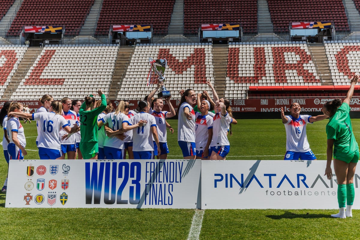 Players of England celebrate after the international friendly football match between England and Sweden on April 17, 2026 in Murcia.