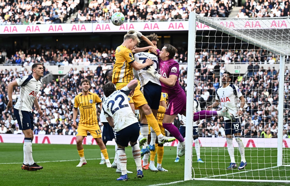 Antonin Kinsky pushes away a corner kick