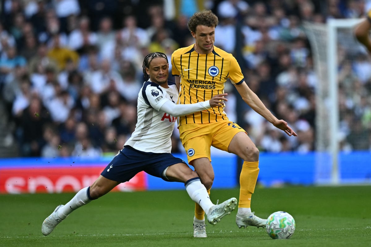 Xavi Simons tries to get around Mats Wieffer.