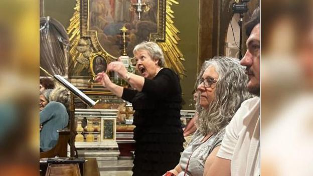 Gwawr Owen yn arwain y côr yn Rhufain