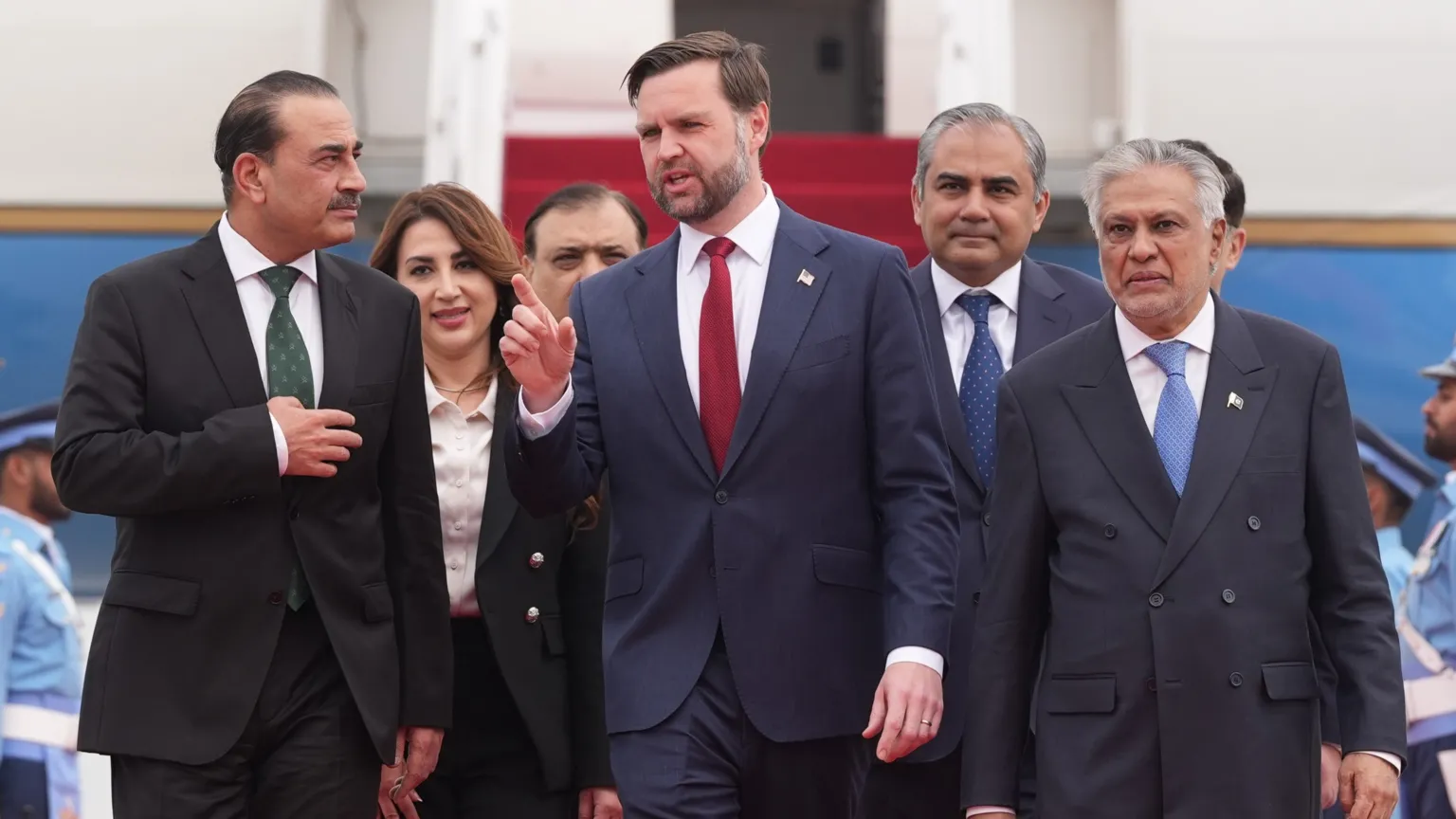  U.S. Vice President JD Vance (C) walks with Pakistan's Chief of Defence Forces and Chief of Army Staff Field Marshall Asim Munir (L), and Pakistani Deputy Prime Minister and Foreign Minister Mohammad Ishaq Dar after arriving for talks with Iranian officials 