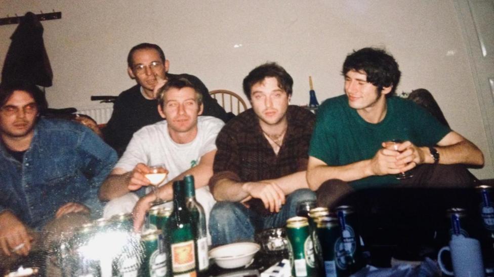 Super Furry Animals gyda poteli gwin