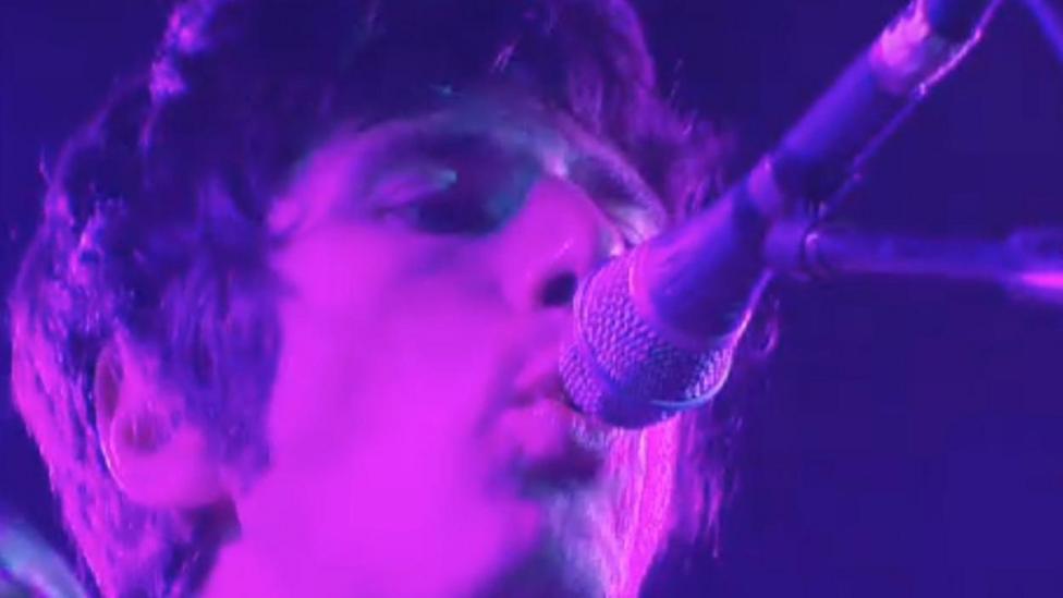 Gruff Rhys yn chwibanu