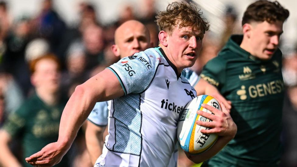 Jac Morgan carries the ball for Ospreys