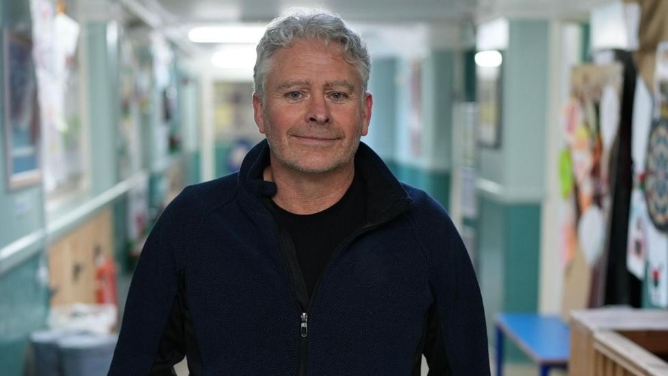 Roedd Rhodri Lloyd Evans wedi addo i ddisgyblion Ysgol Pentrefoelas - ble mae'n brifathro - y byddai'n prynu dau grwban i'r ysgol petai'n ennill