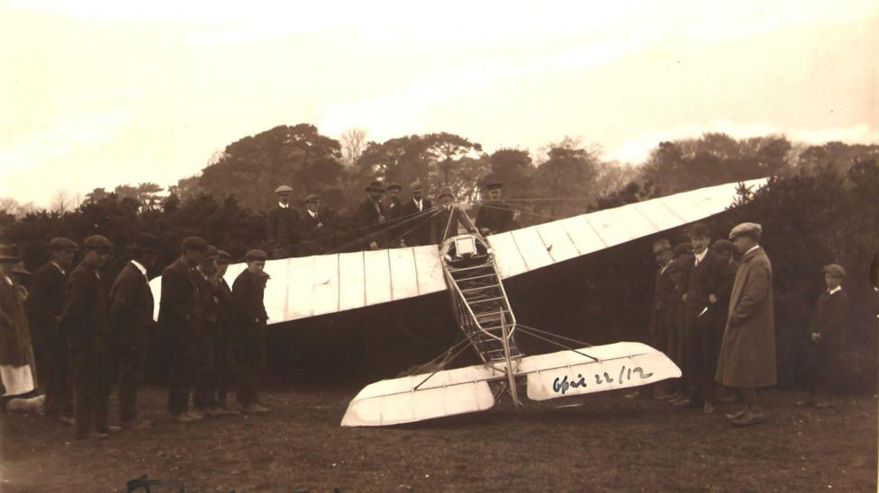 Awyren Denys Corbett-Wilson mewn clawdd