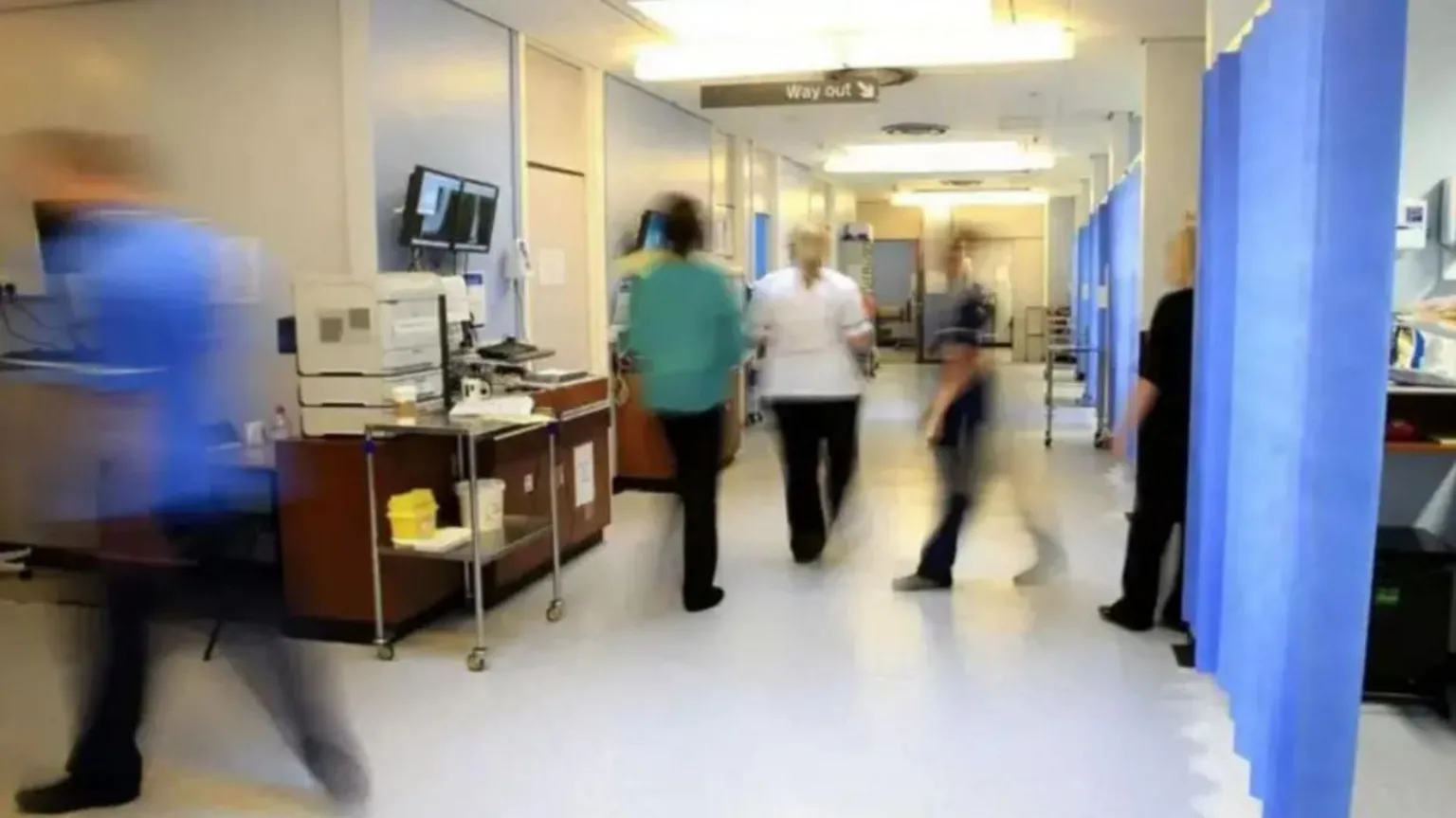  Medical staff in an NHS hospital ward.