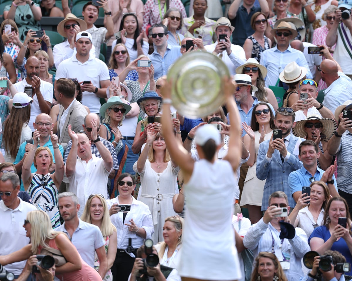 Iga Swiatek shows off the Venus Rosewater Dish after beating Amanda Anisimova 6-0, 6-0 to win Wimbledon for the first time, in 2025