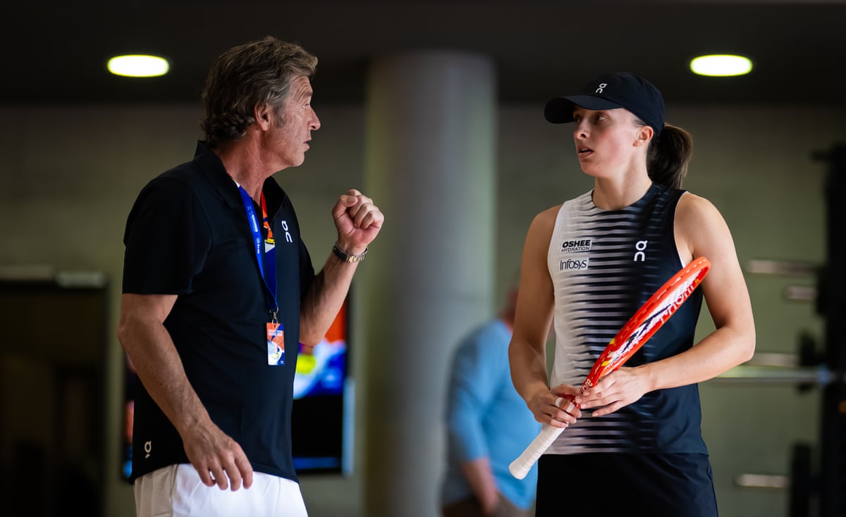 Francisco Roig talks to Iga Swiatek at the Stuttgart Open