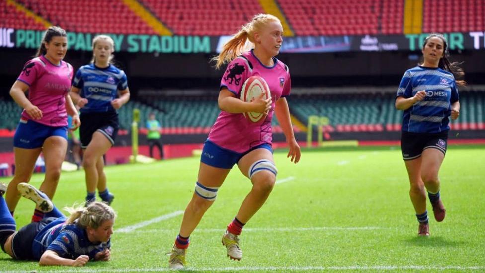 Efa Jones yn croesi am drydydd cais Y Bala