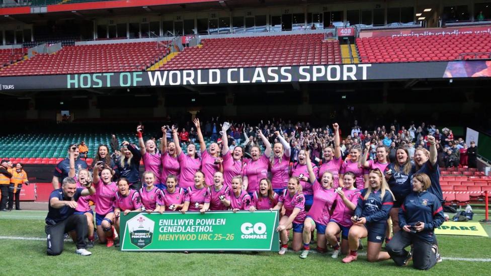 Merched Bala'n dathlu eu llwyddiant