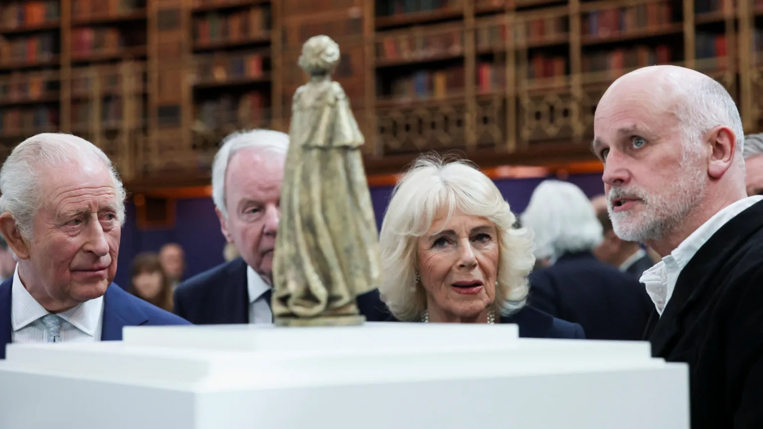  Sculptor Martin Jennings, on the right, shows his scaled model of the official national memorial statue of Queen Elizabeth to King Charles and Queen Camilla.