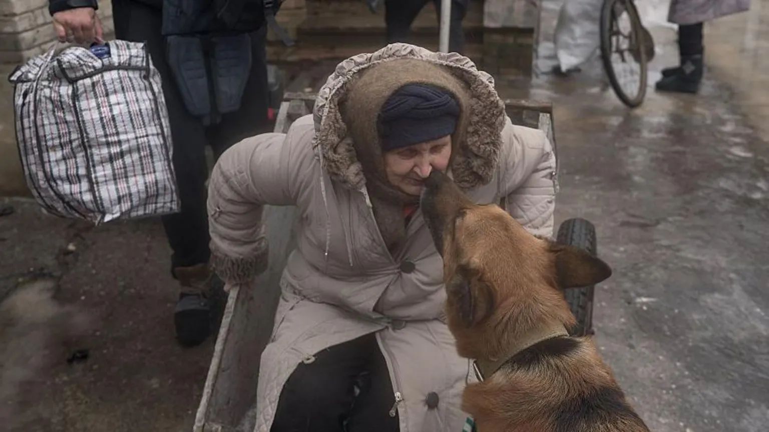 Libkos/ Local residents gather their belongings and prepare to evacuate from their home in the city of Kostyantynivka in the Donetsk region