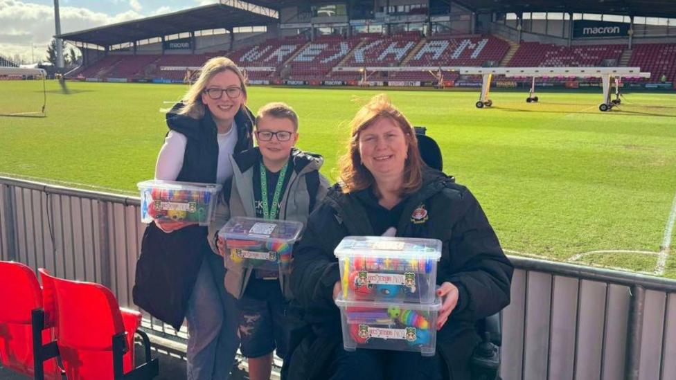 Emma a Noa yn cyrraedd Wrecsam gyda bocsys arbennig