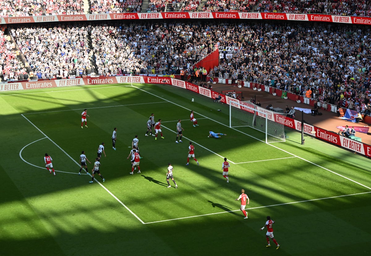 Eberechi Eze of Arsenal scores his team’s first goal.