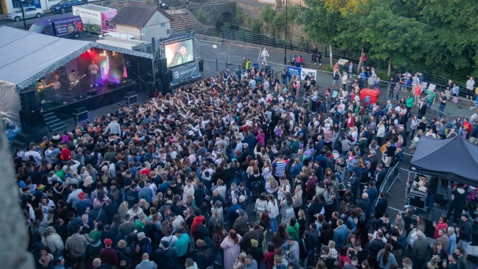 Tyrfa yn gwylio'r band Bwncath ar lwyfan