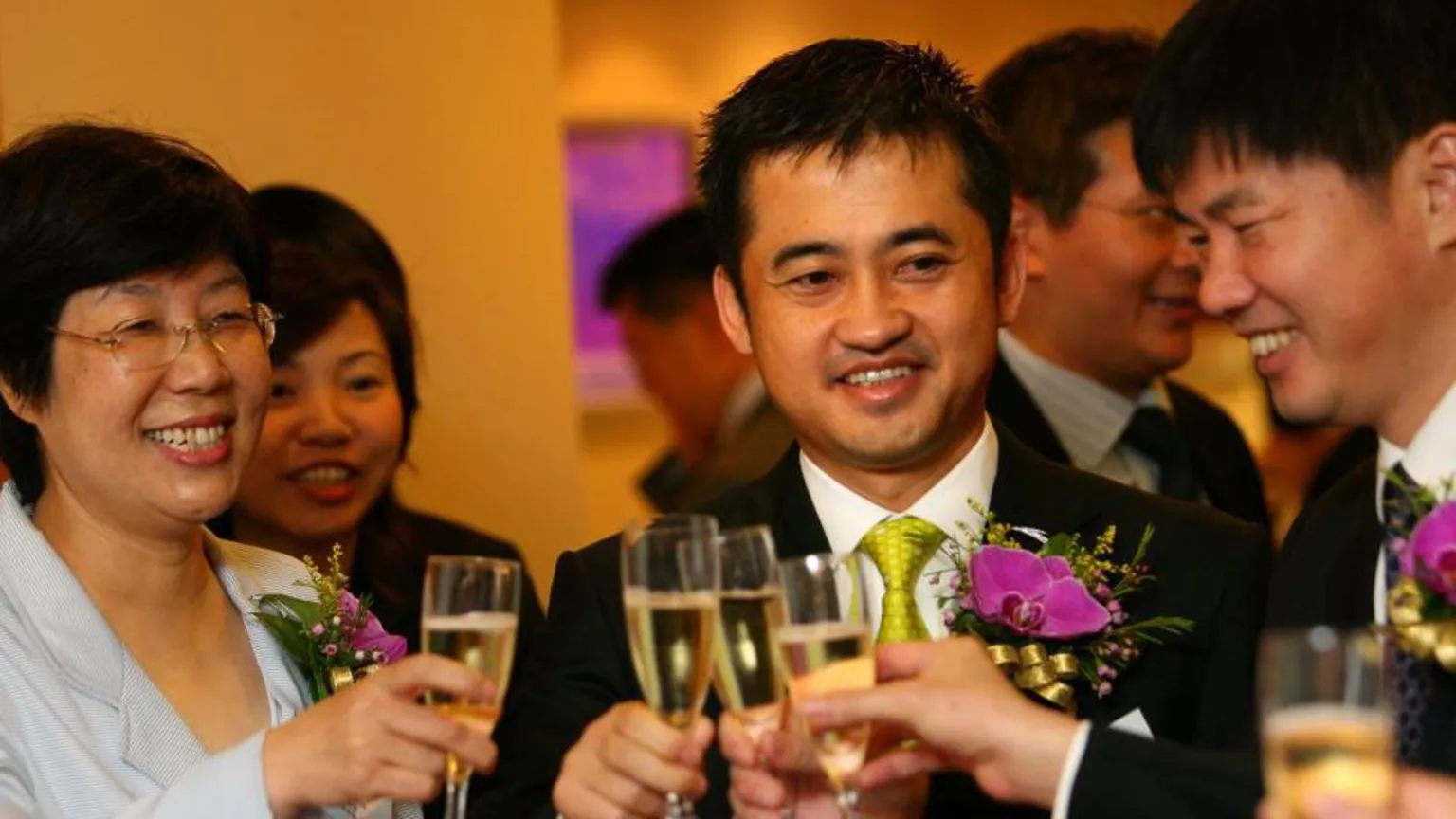 Anta chairman Ding Shizhong clinking glasses with guests at the company's listing ceremony in 2007.