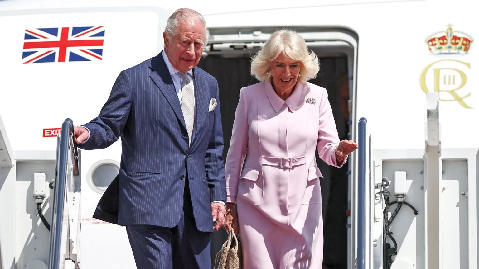  Britain's King Charles and Queen Camilla disembark the plane on arrival for a state visit to the United States at Joint Base Andrews, Maryland, U.S., April 27, 2026