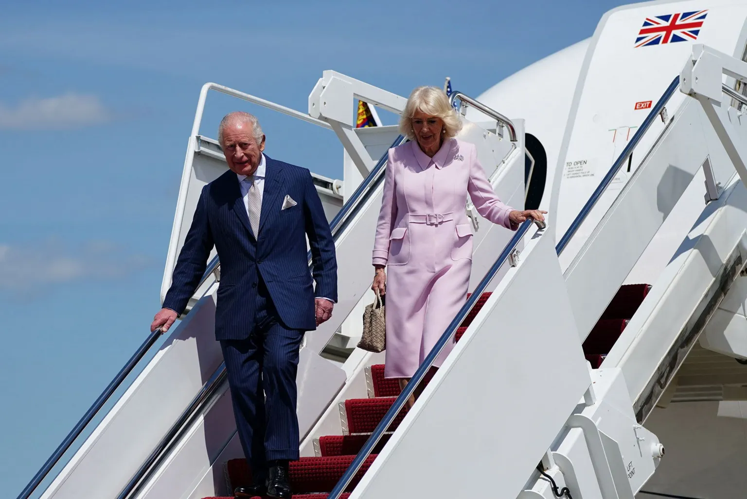  Britain's King Charles and Queen Camilla disembark the plane on arrival for a state visit to the United States at Joint Base Andrews, Maryland, U.S., April 27, 2026.