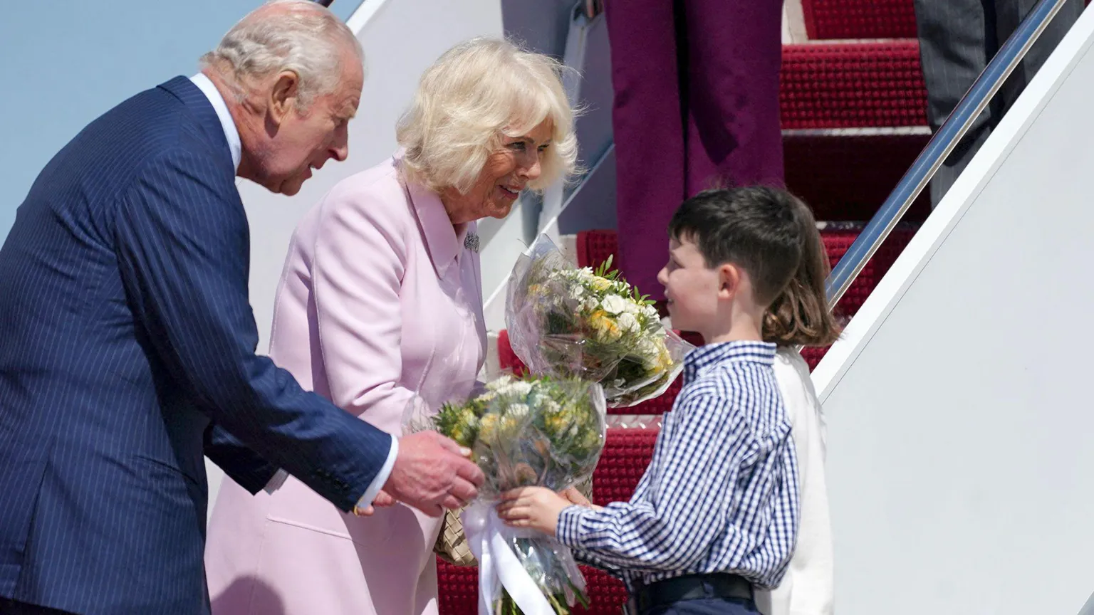  Britain's King Charles and Queen Camilla are welcomed after they disembarked the plane on arrival for a state visit to the United States at Joint Base Andrews, Maryland, U.S., April 27, 2026.
