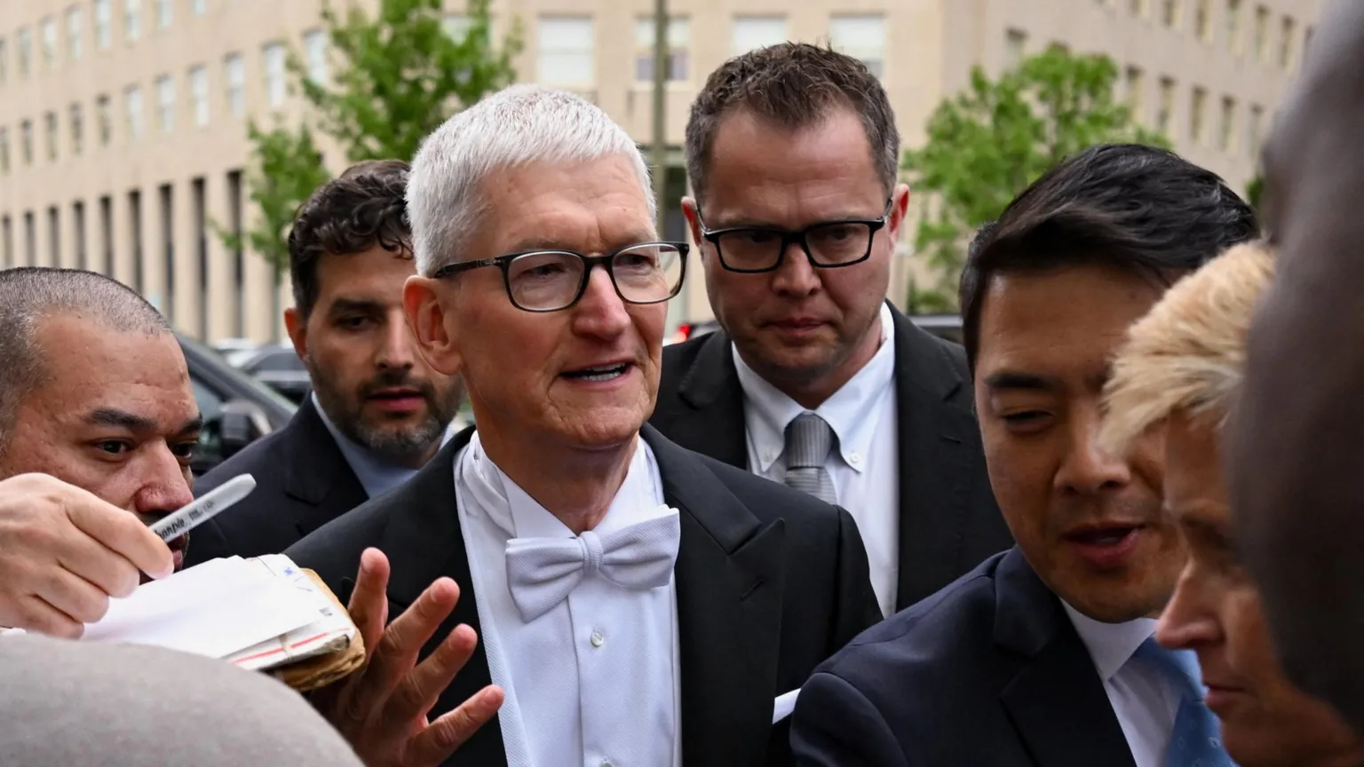  Apple CEO Tim Cook arrives at the White House ahead of the arrival of Britain's King Charles and Queen Camilla for a state dinner hosted by U.S. President Donald Trump and first lady Melania Trump at the White House in Washington, D.C., U.S., April 28, 2026. 