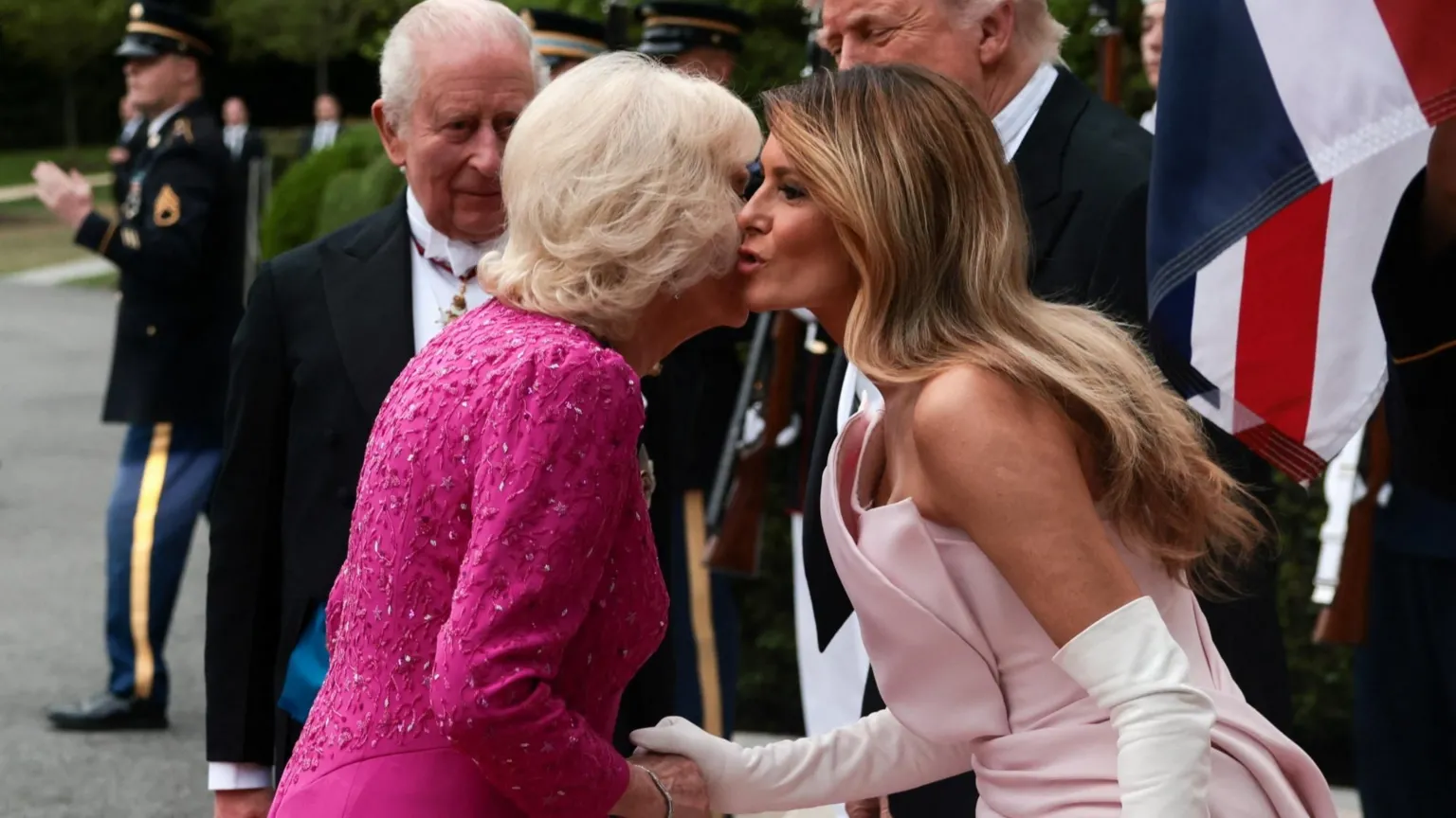  First lady Melania Trump welcomes Queen Camilla at the South Portico as they arrive for a state dinner at the White House in Washington, D.C., U.S., April 28, 2026. /Evelyn Hockstein 