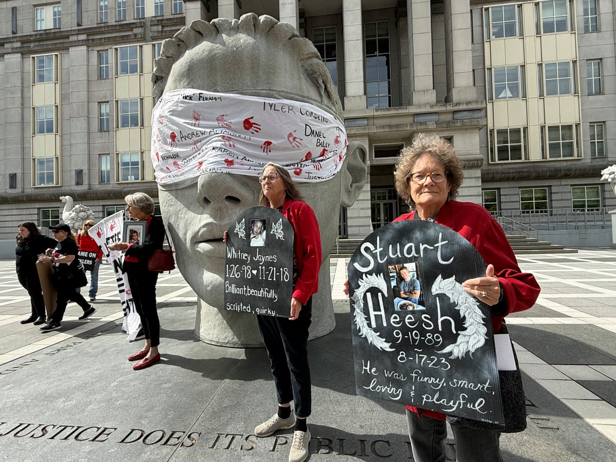 people protesting outside a courthouse holding signs