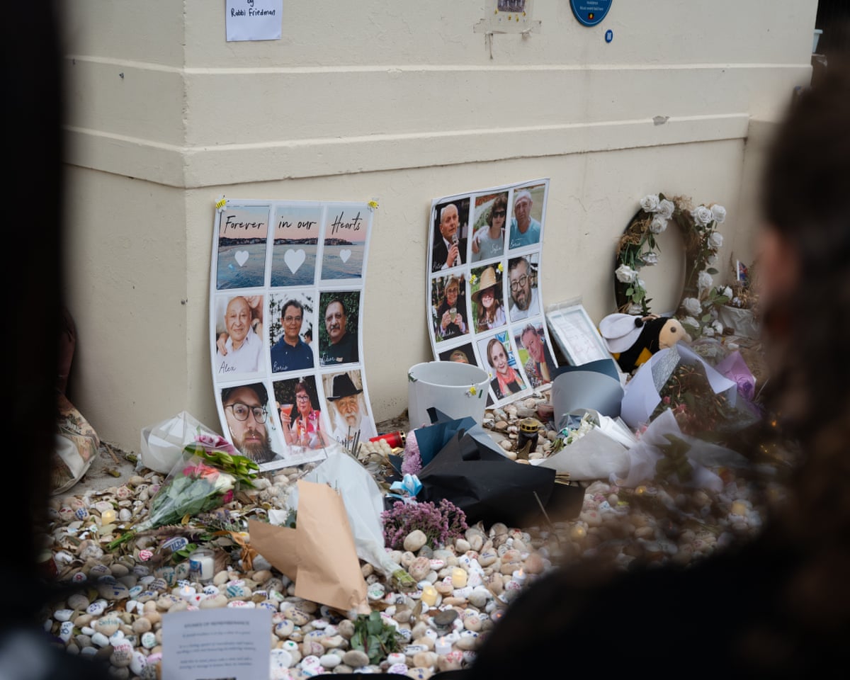 Mourners pay their respect to the victims of the Bondi beach massacre outside the Bondi Pavilion on 22 January.