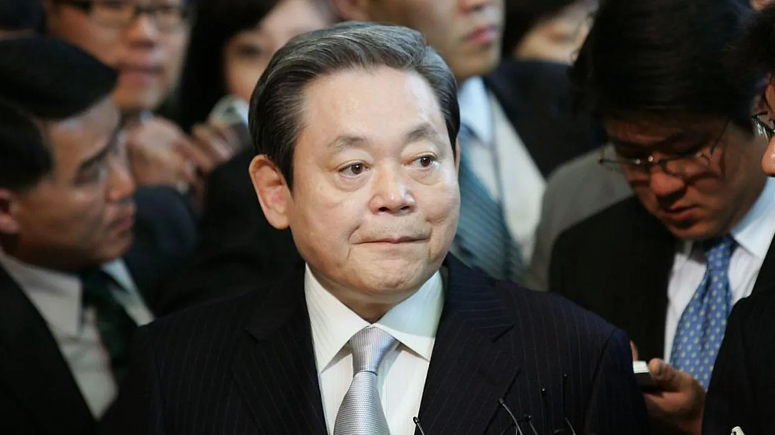  Samsung Group former chairman Lee Kun-Hee speaks to the reporters at the office of a special counsel looking into allegations made by a former top legal Samsung executive on April 4, 2008 in Seoul, South Korea.