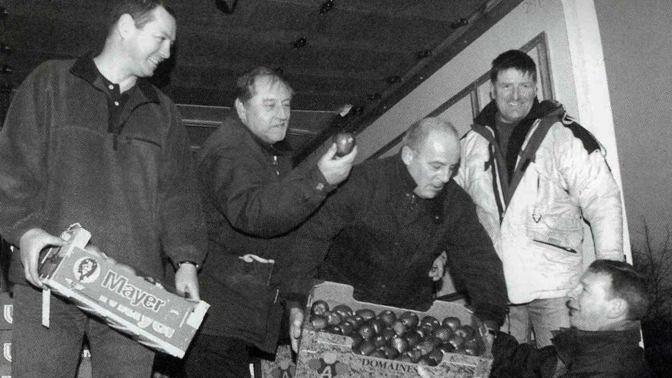 Bwyd yn cyrraedd gan weithwyr marchnad o Lundain, Nadolig 2002