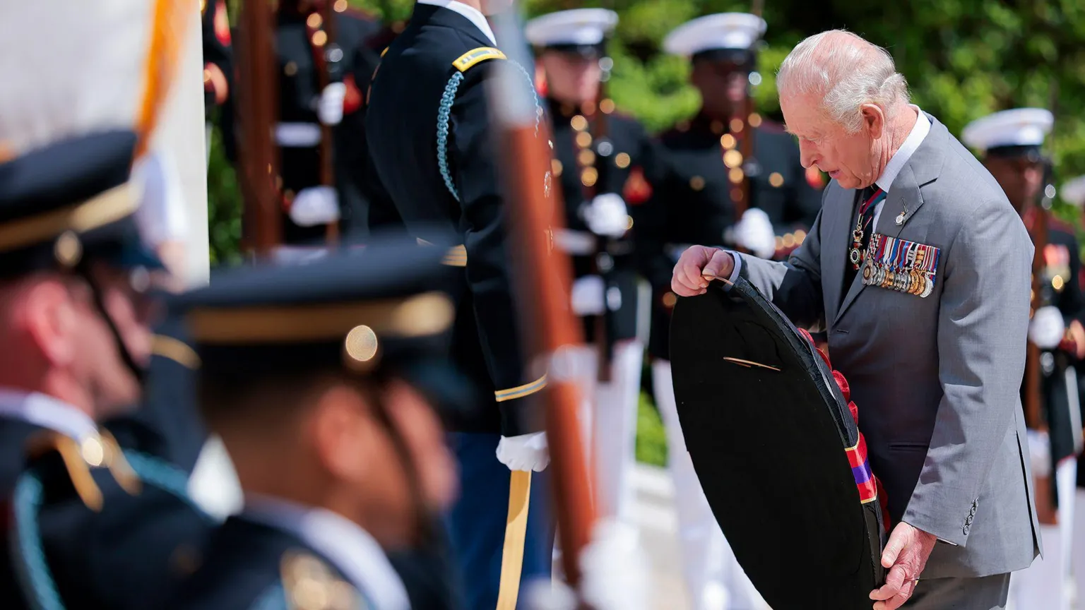  King Charles III lays a wreath at the Tomb of the Unknown Soldier during a ceremony at Arlington National Cemetery on the final day of the state visit of King Charles III and Queen Camilla on April 30, 2026 in Arlington, Virginia.