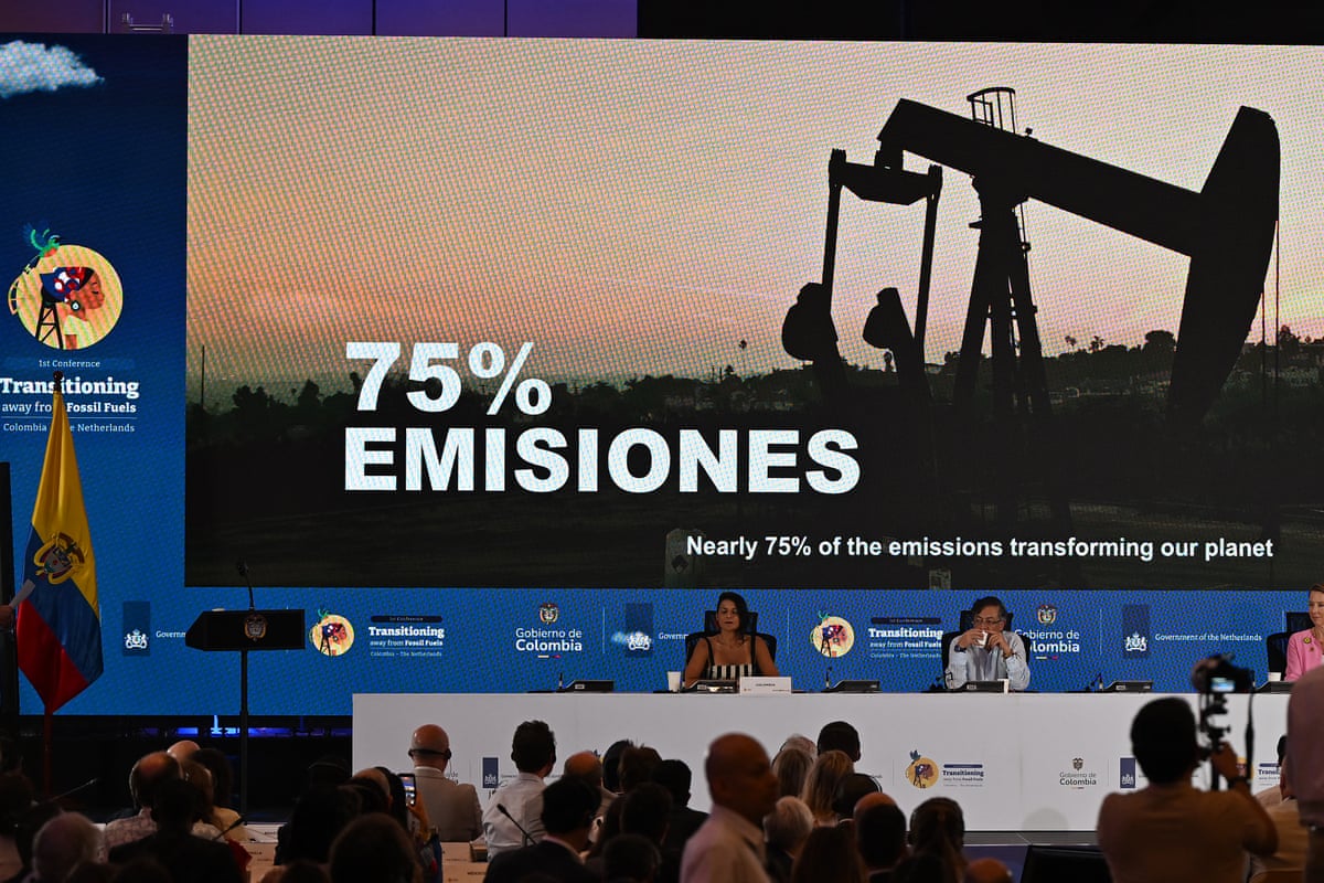Image behind speakers on stage shows nodding donkey oil well with headline figure: 75% Emisiones