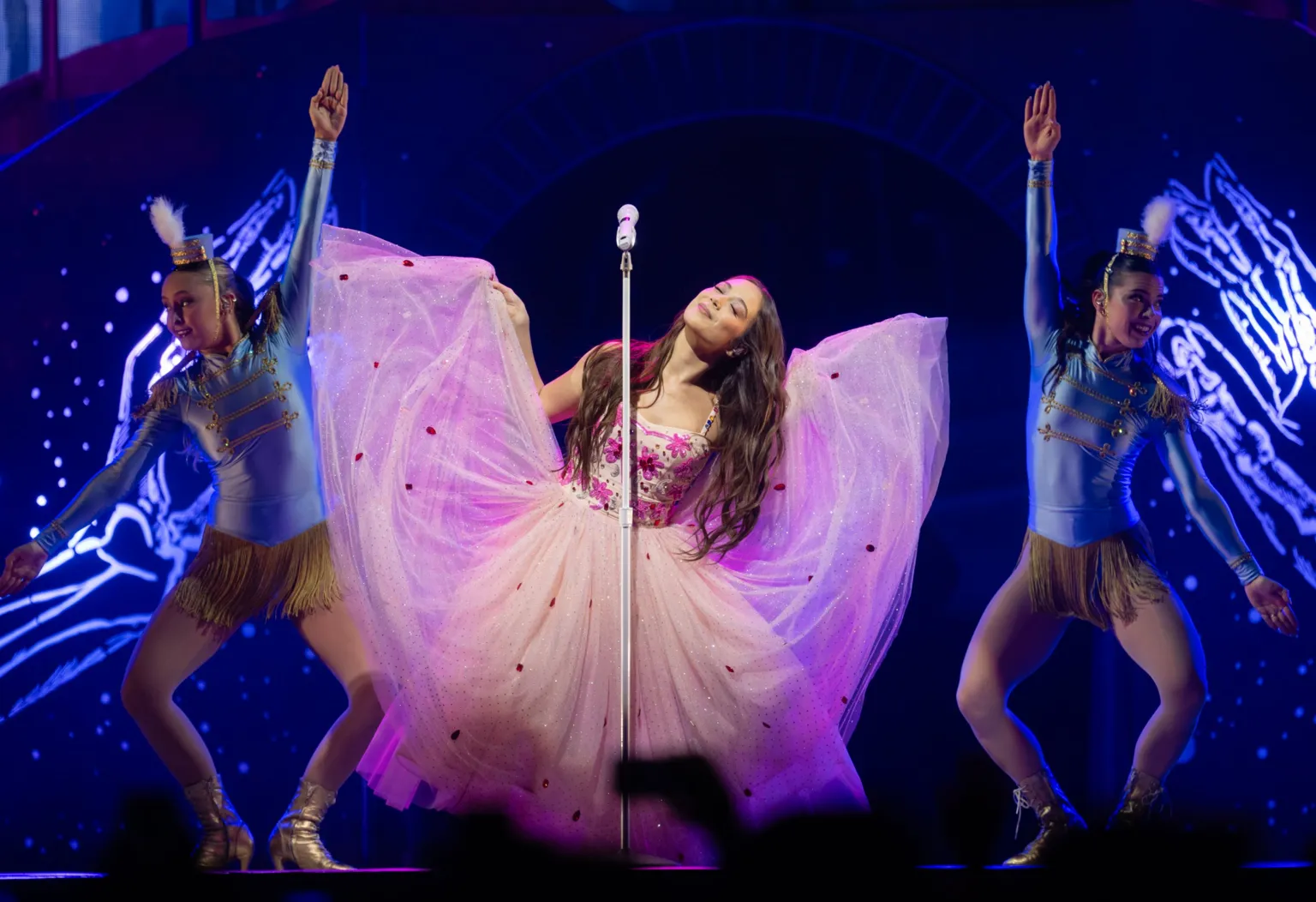  Laufey lifts up the chiffon 