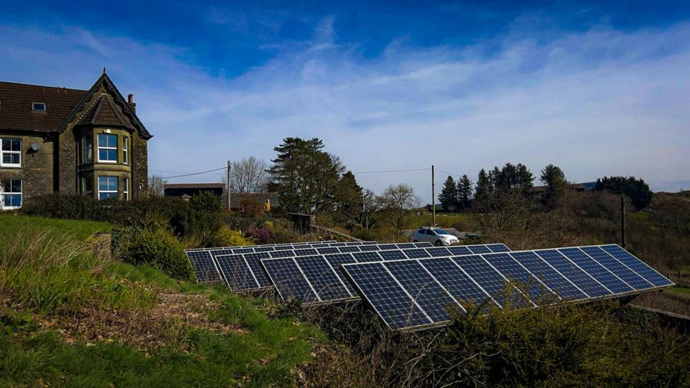 Fferm solar 30 panel y teulu Camilleri 