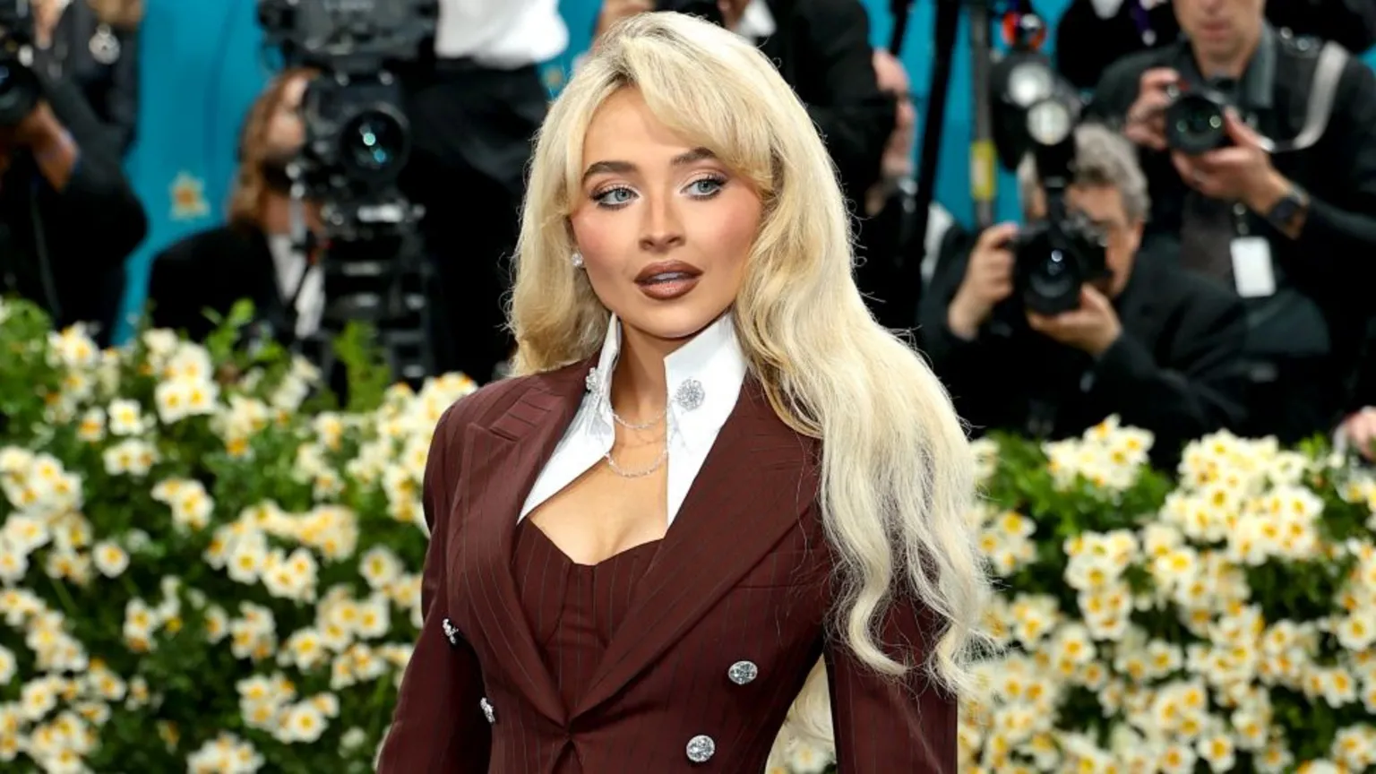 Sabrina Carpenter attends the 2025 Met Gala Celebrating 
