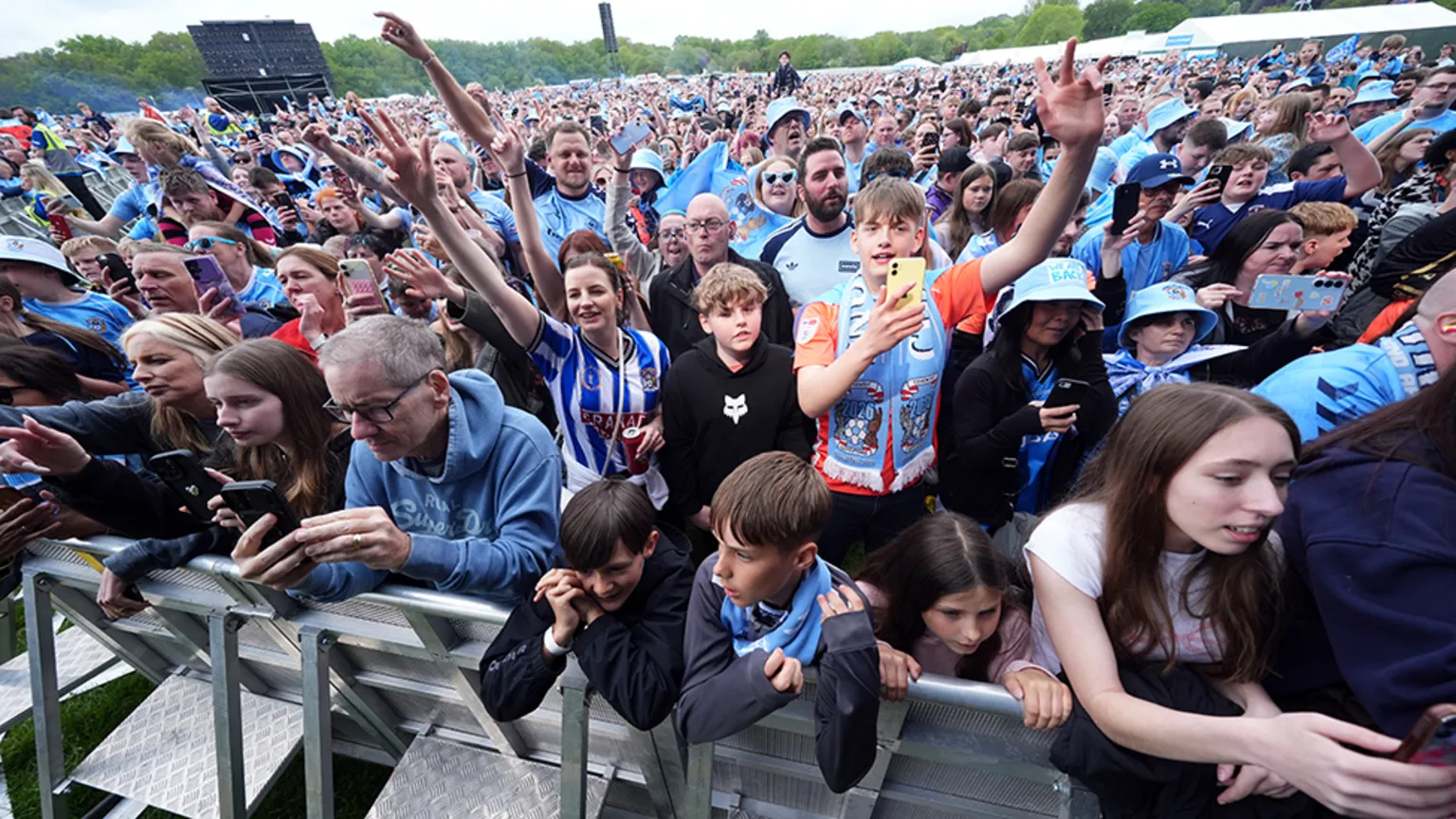  A players view from the stage at War Memorial Park. Thousands of fans are behind barriers, looking towards the stage