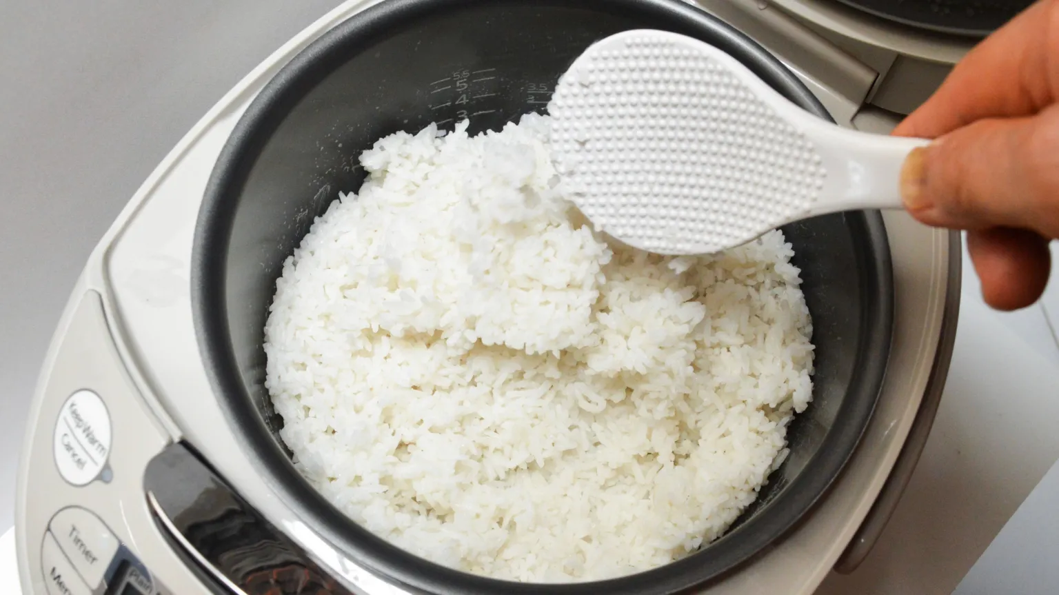  A bowl of rice in a rice cooker.