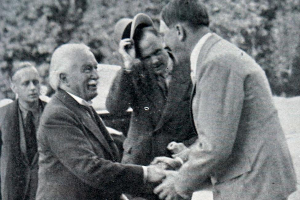 David Lloyd George ac Adolf Hitler yn ysgwyd llaw