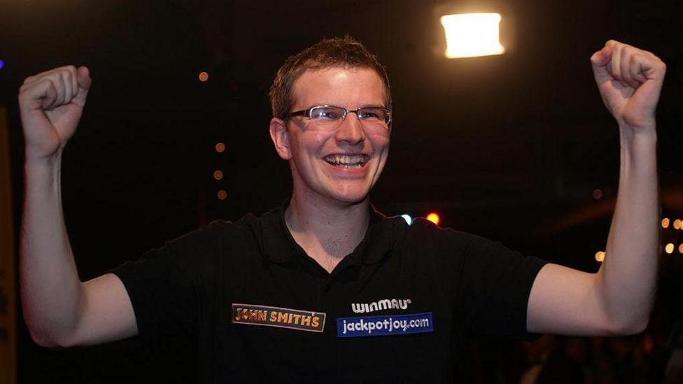 Mark Webster yn dathlu dod yn bencampwr BDO y byd ym mis Ionawr 2008