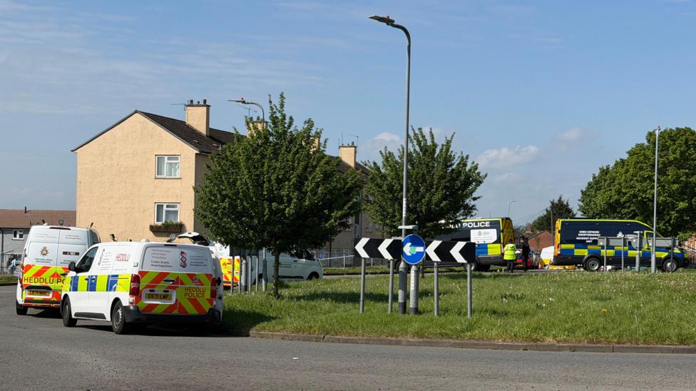 Cerbydau a swyddogion Heddlu Gwent yn ardal y gwrthdrawiad