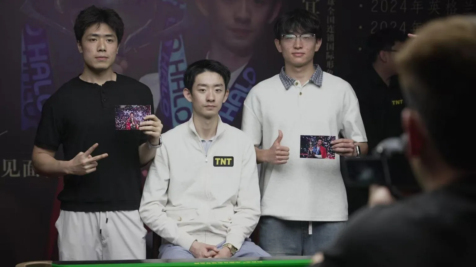 Wu Yize taking photos with fans