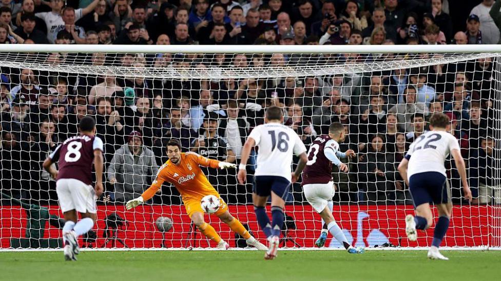 Emi Buendia scores