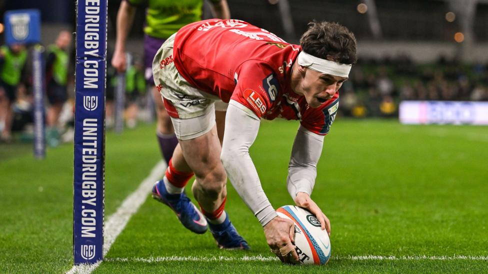 Tom Rogers scores a try for Scarlets at Leinster