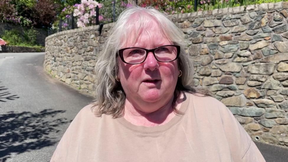 Valerie Griffiths yn cael ei holi am ganlyniad etholiad y Senedd Rushes: elx vox pwllheli cymraeg/vox pop/1207/10/5