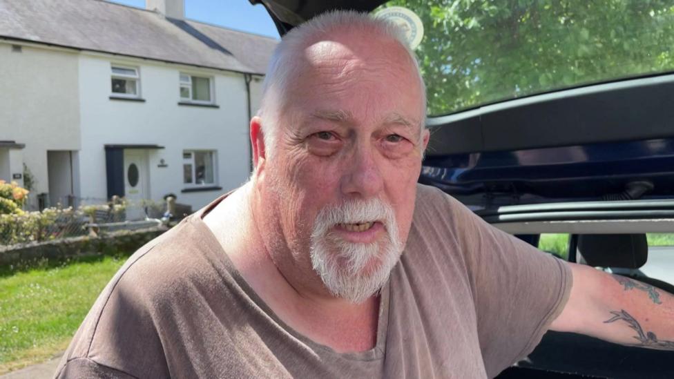 Gerallt Wyn Griffiths yn cael ei holi ym Mhwllheli ddydd Sul am ganlyniad yr etholiad - rushes: elx vox pwllheli cymraeg/vox pop/1204/10/5