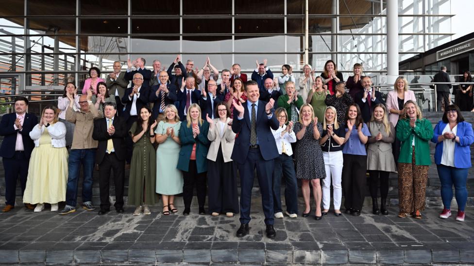 43 aelod o Blaid Cymru ar risiau'r senedd