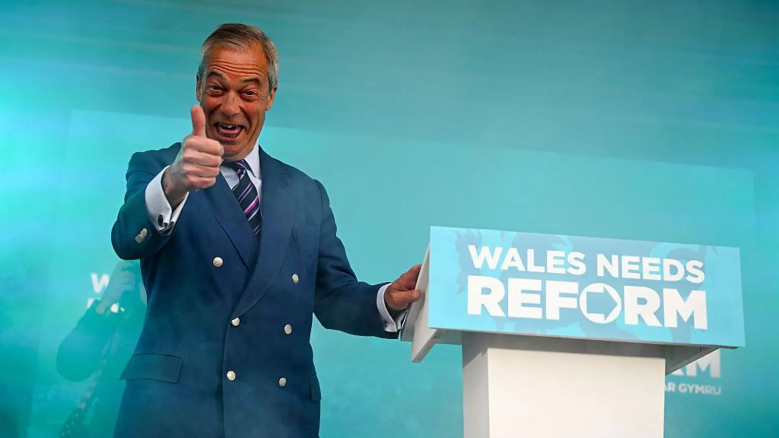 Nigel Farage does a thumbs up