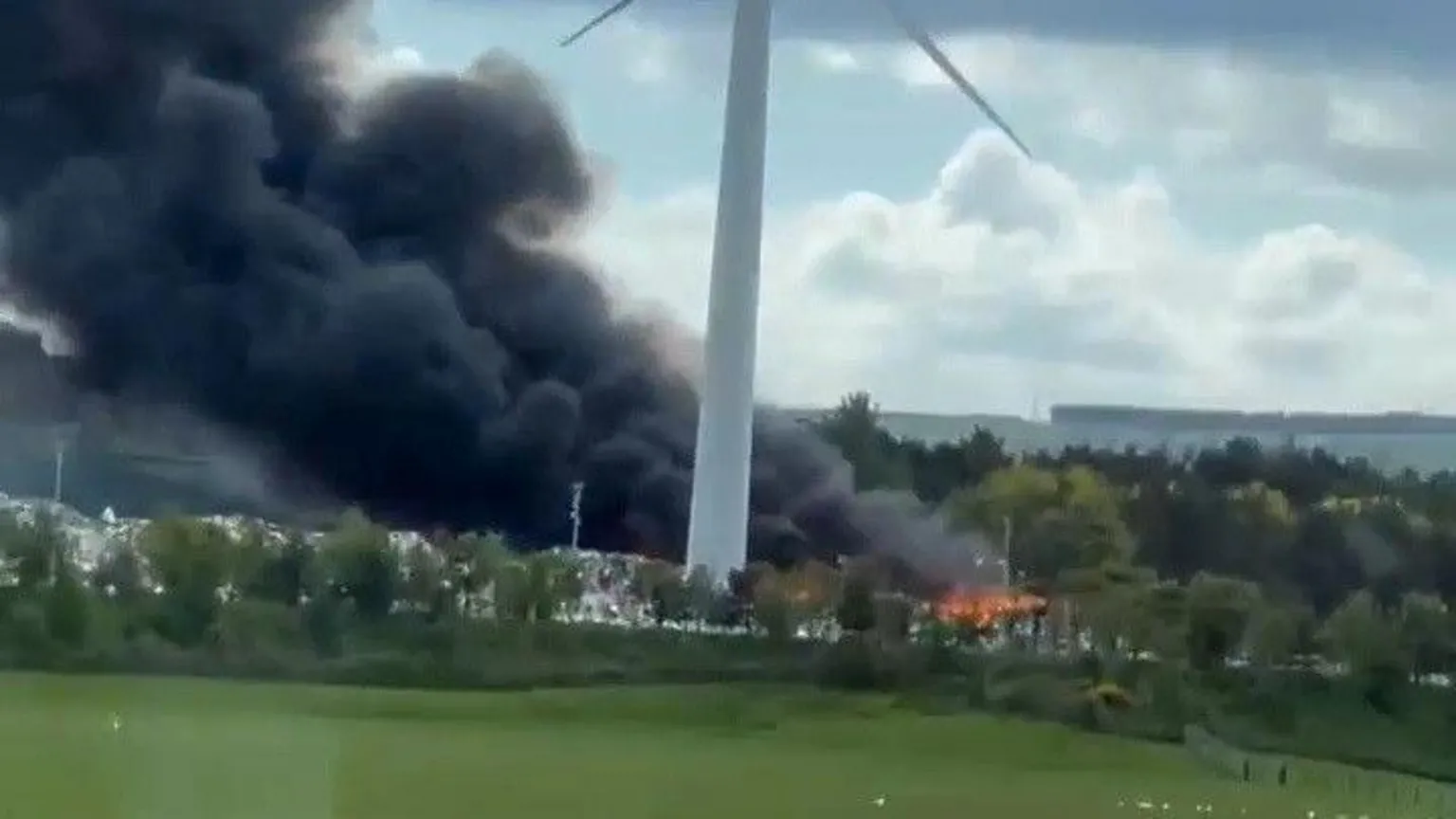 Ffe Fir Massive Fire Erupts at Fife Recycling Centre, Roads Closed | The UK Pulse