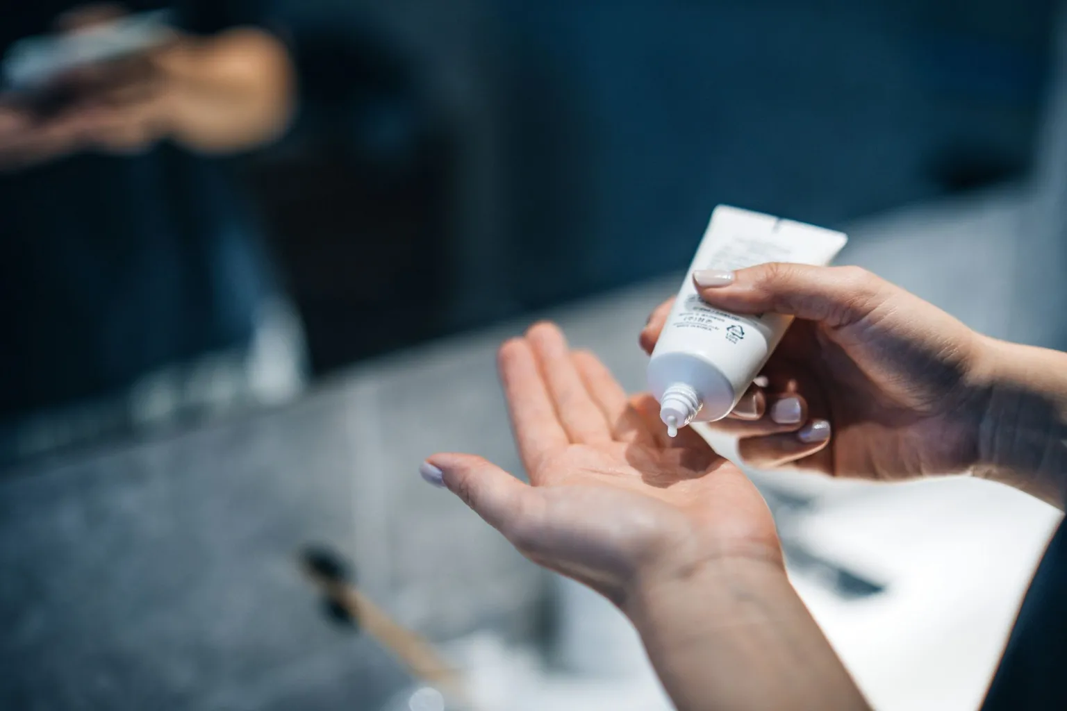 Picture of someone putting sun cream on their hands